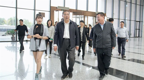 市委副书记、市政法委书记杨骁莅临美彩国际调研！